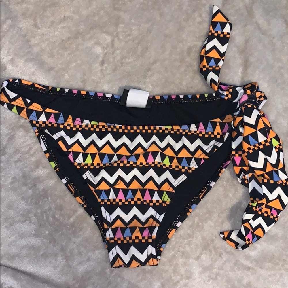 Side tie bikini bottom